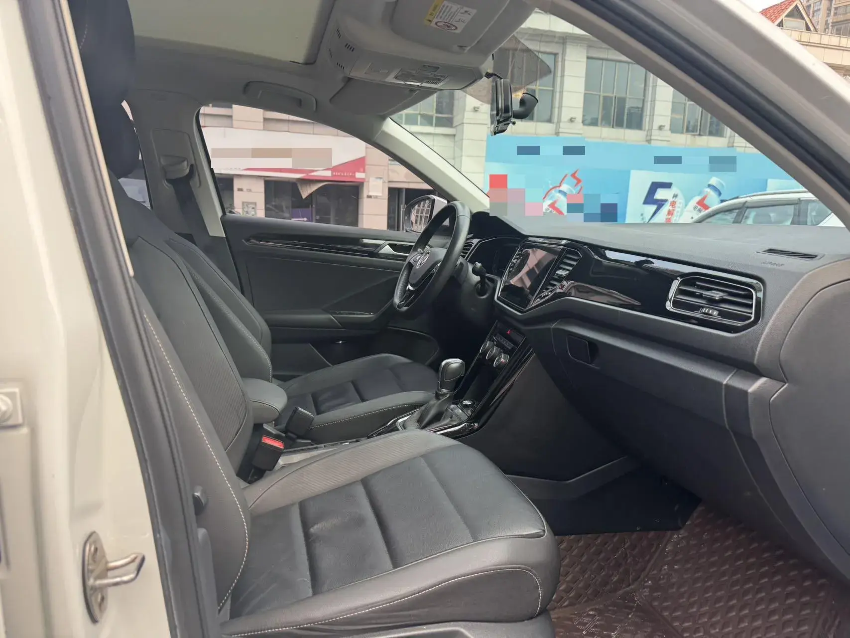 2020 VOLKSWAGEN T-ROC thumbnail 4