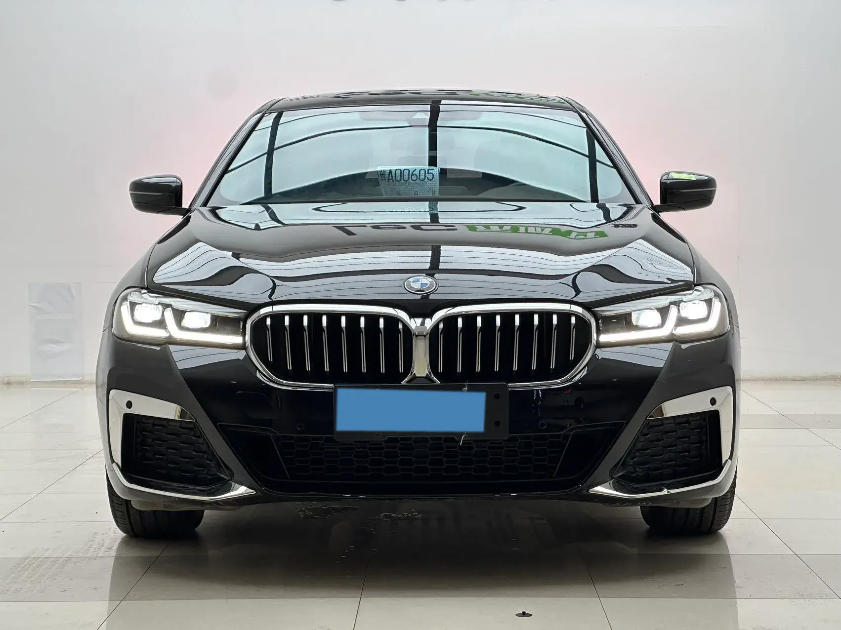 2022 BMW 5 thumbnail 2