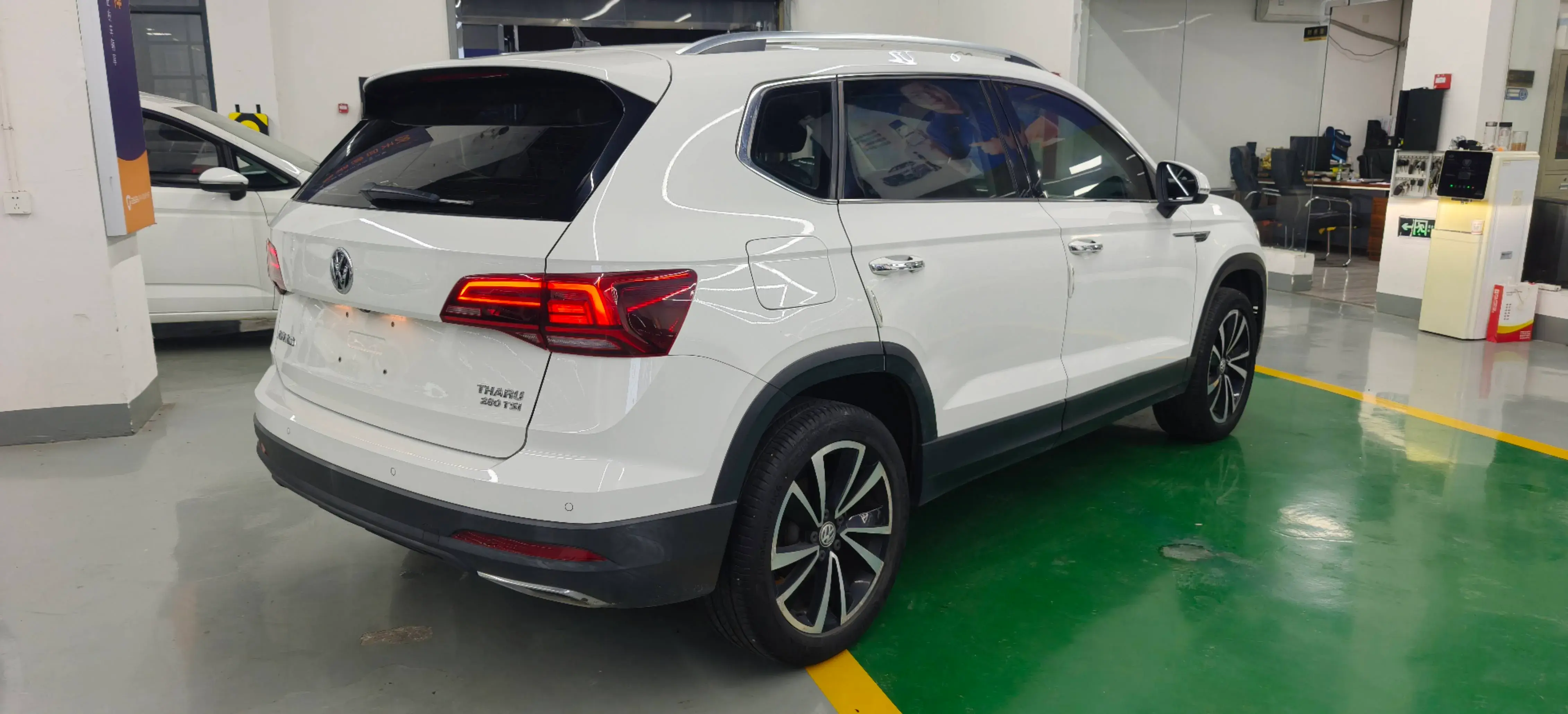 2020 VOLKSWAGEN THARU thumbnail 4