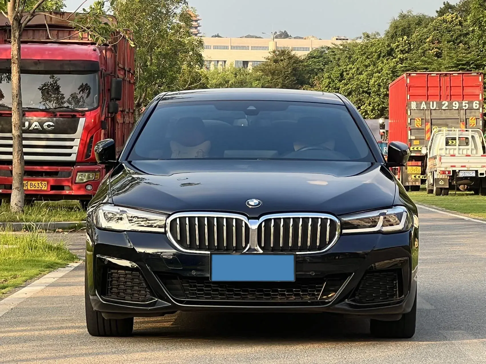 2022 BMW 5 thumbnail 2