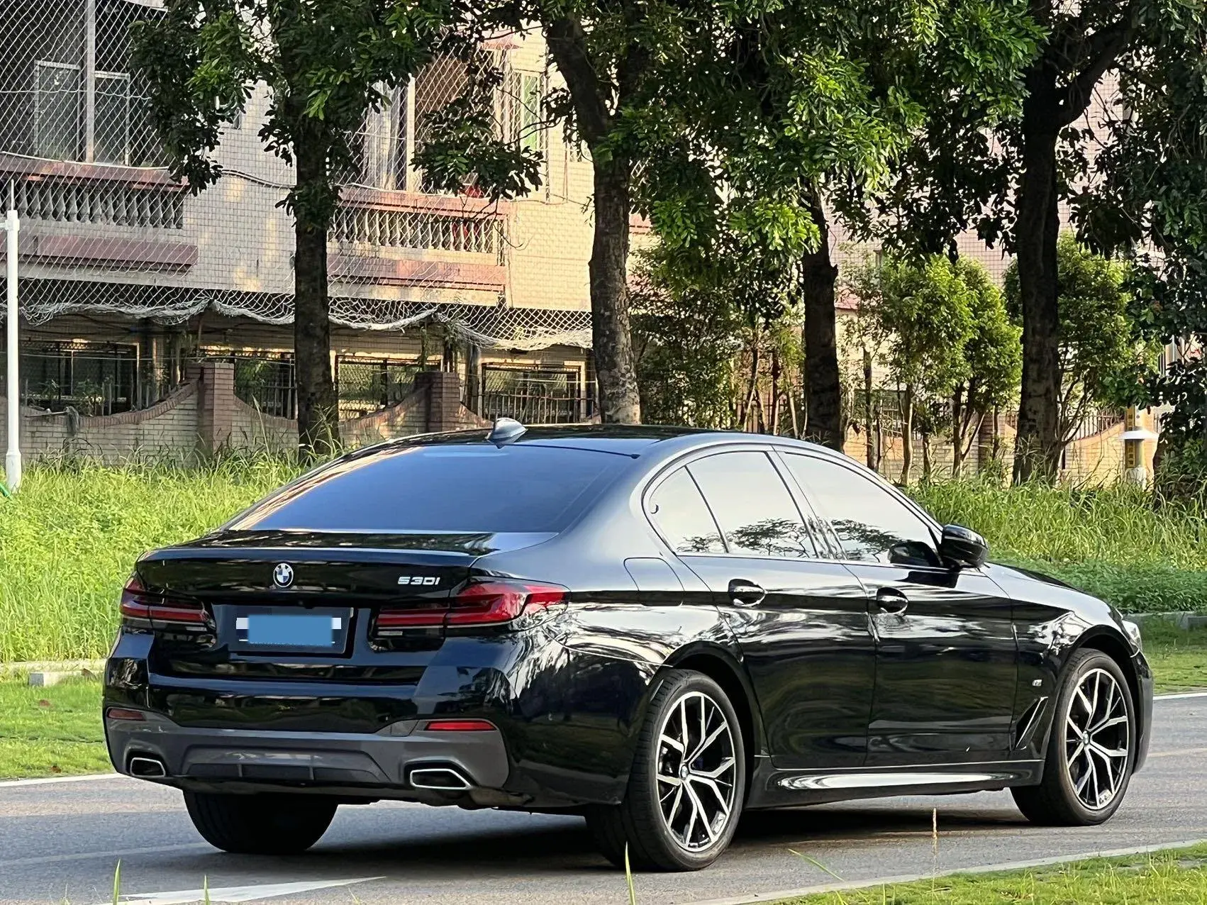 2022 BMW 5 thumbnail 3