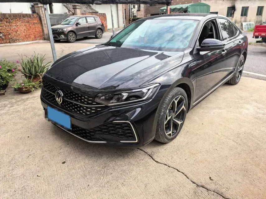 2024 VOLKSWAGEN PASSAT view 1