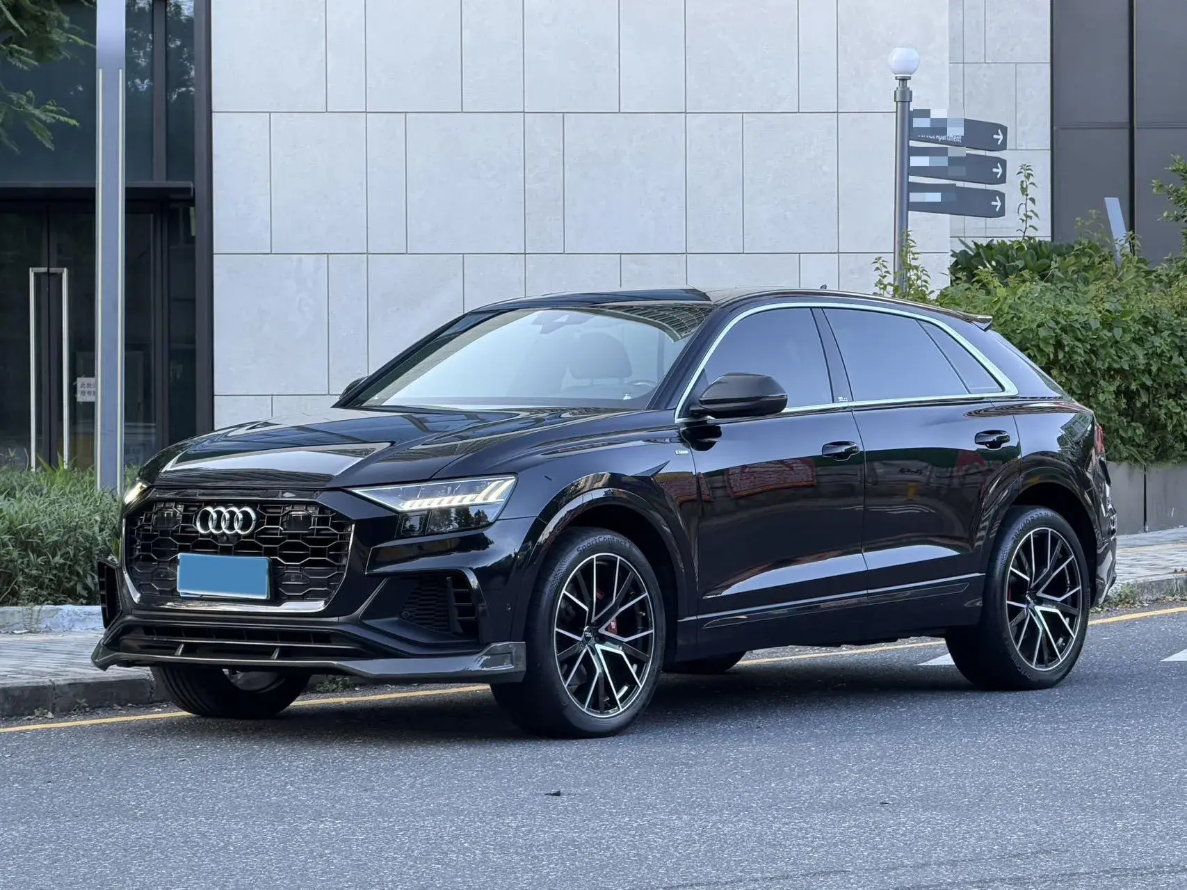 2019 AUDI Q8 view 1