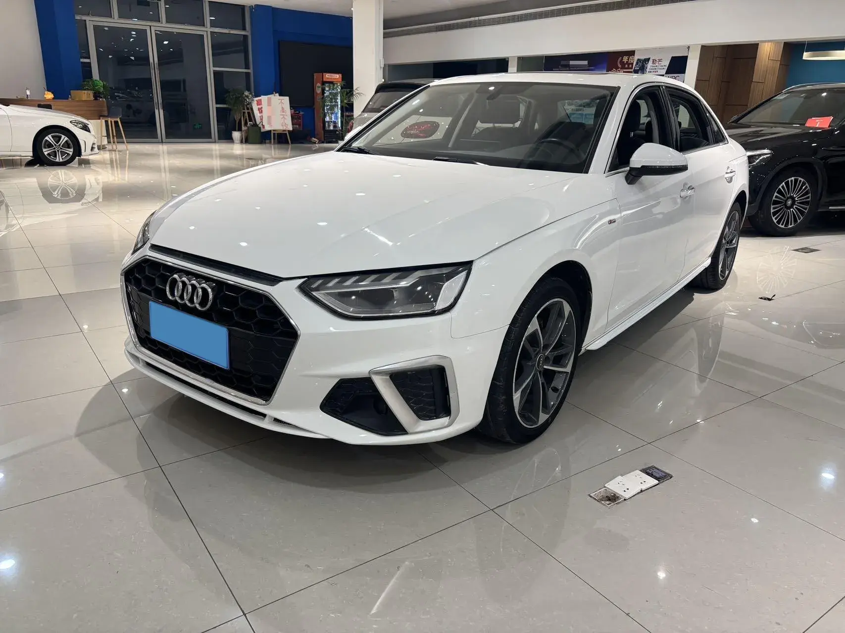 2022 AUDI A4L view 1