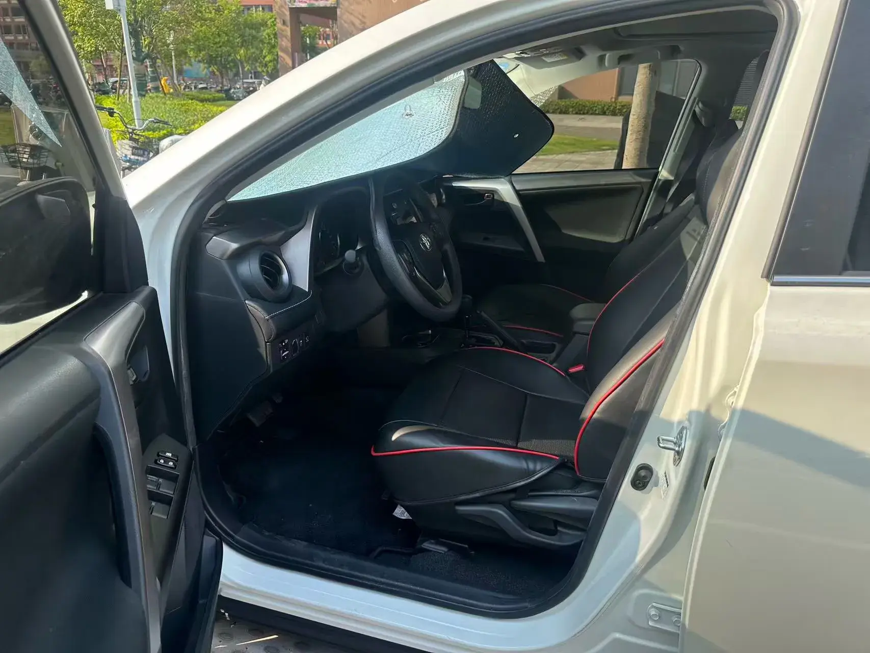 2019 TOYOTA RAV4 thumbnail 4