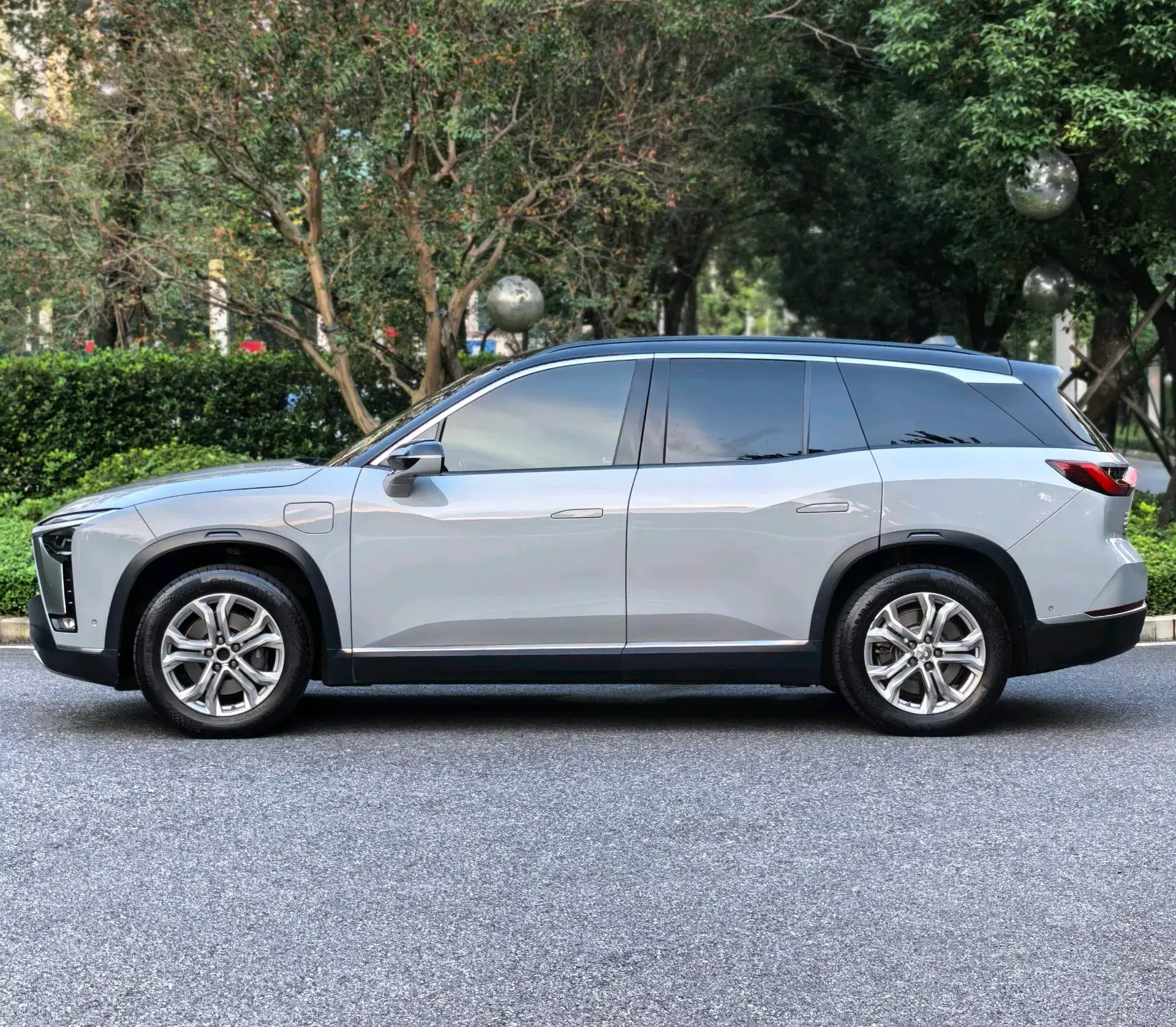 2020 NIO ES8 thumbnail 3