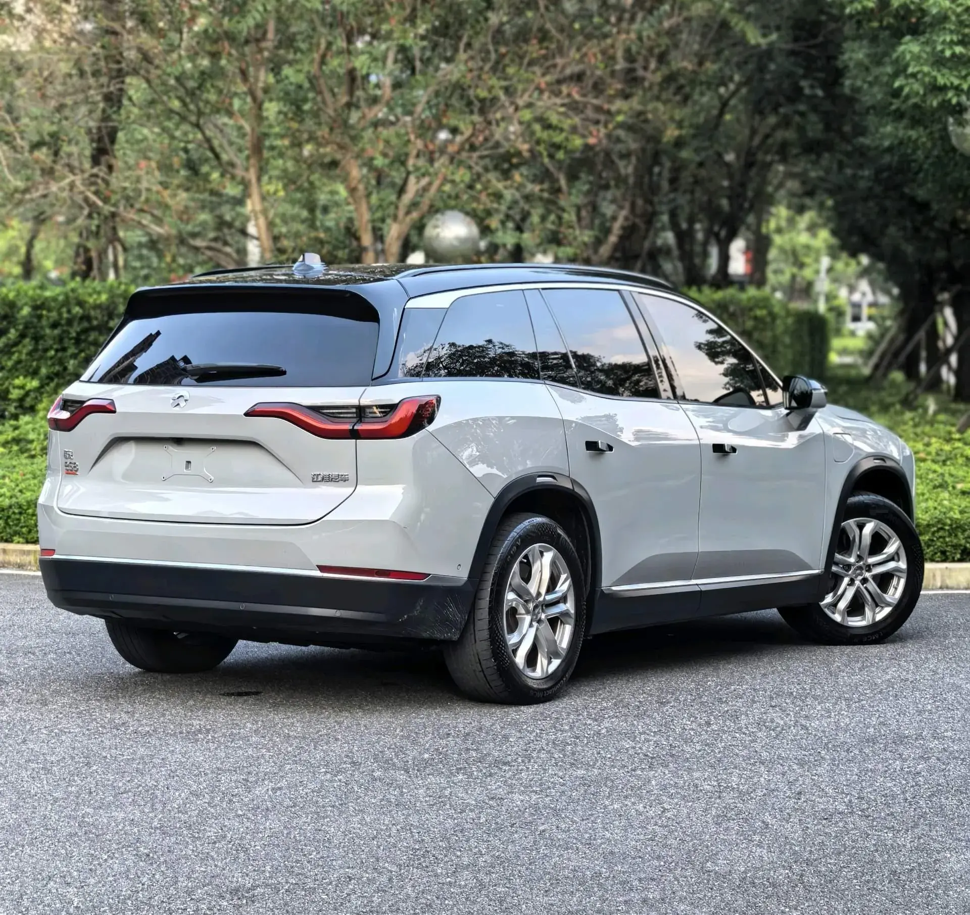 2020 NIO ES8 thumbnail 4