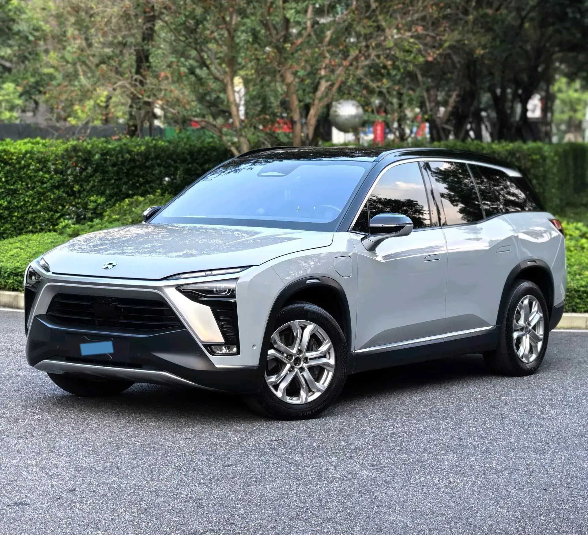 2020 NIO ES8 view 1