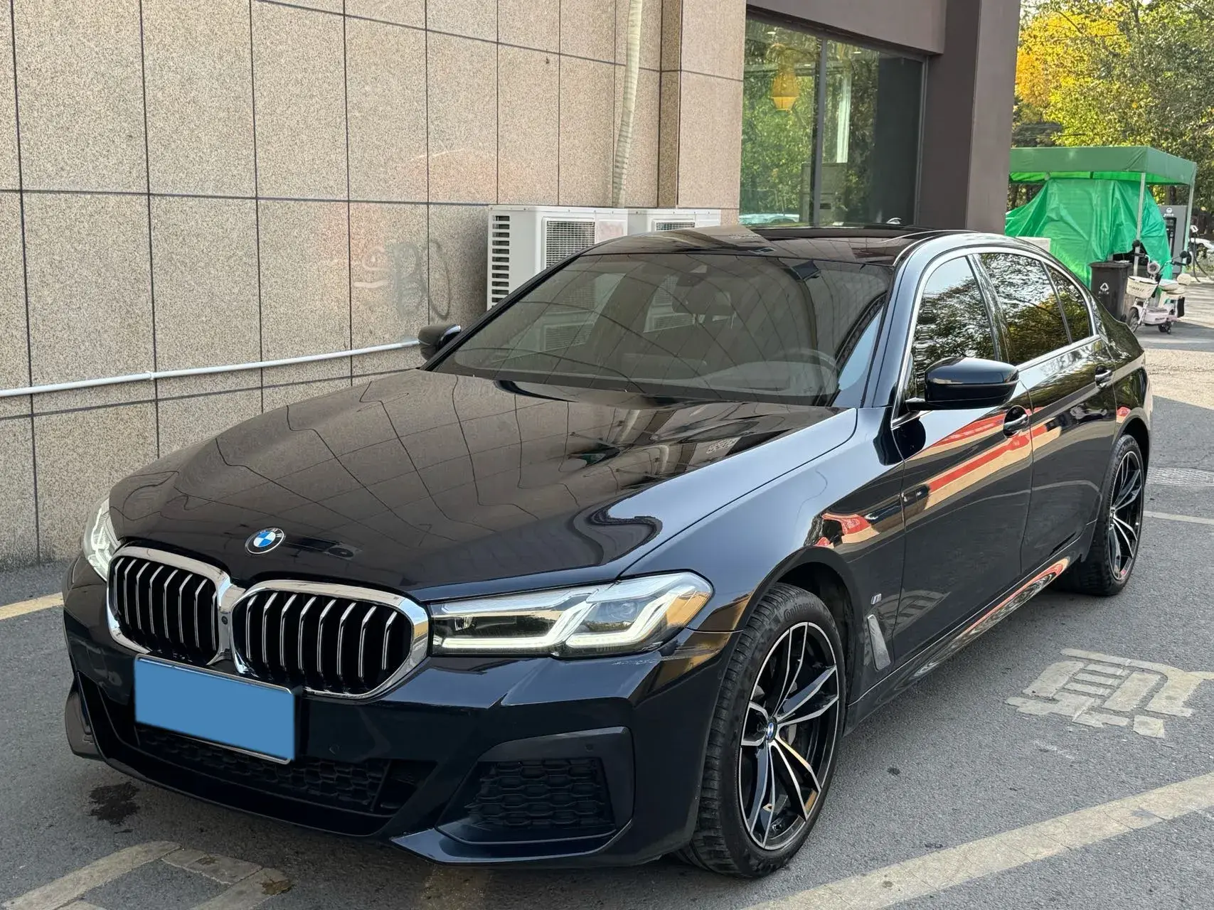 2023 BMW 5 view 1