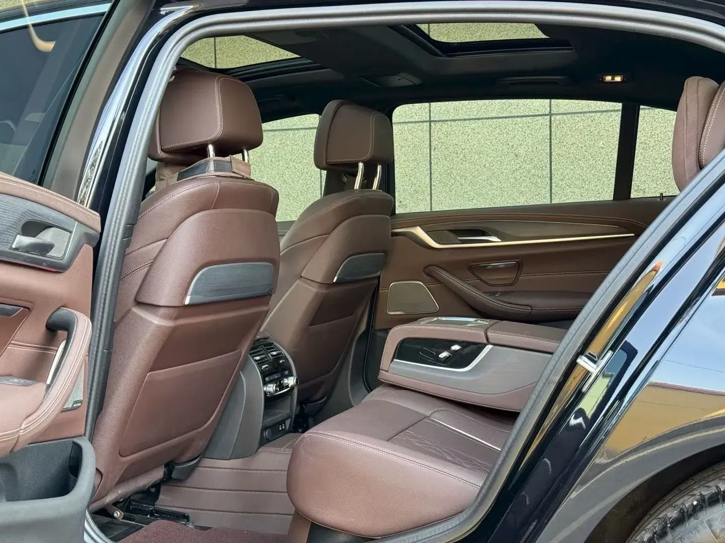 2023 BMW 5 thumbnail 4