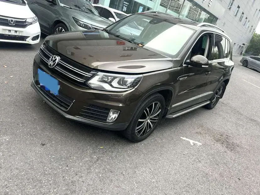 2016 VOLKSWAGEN TIGUAN view 1
