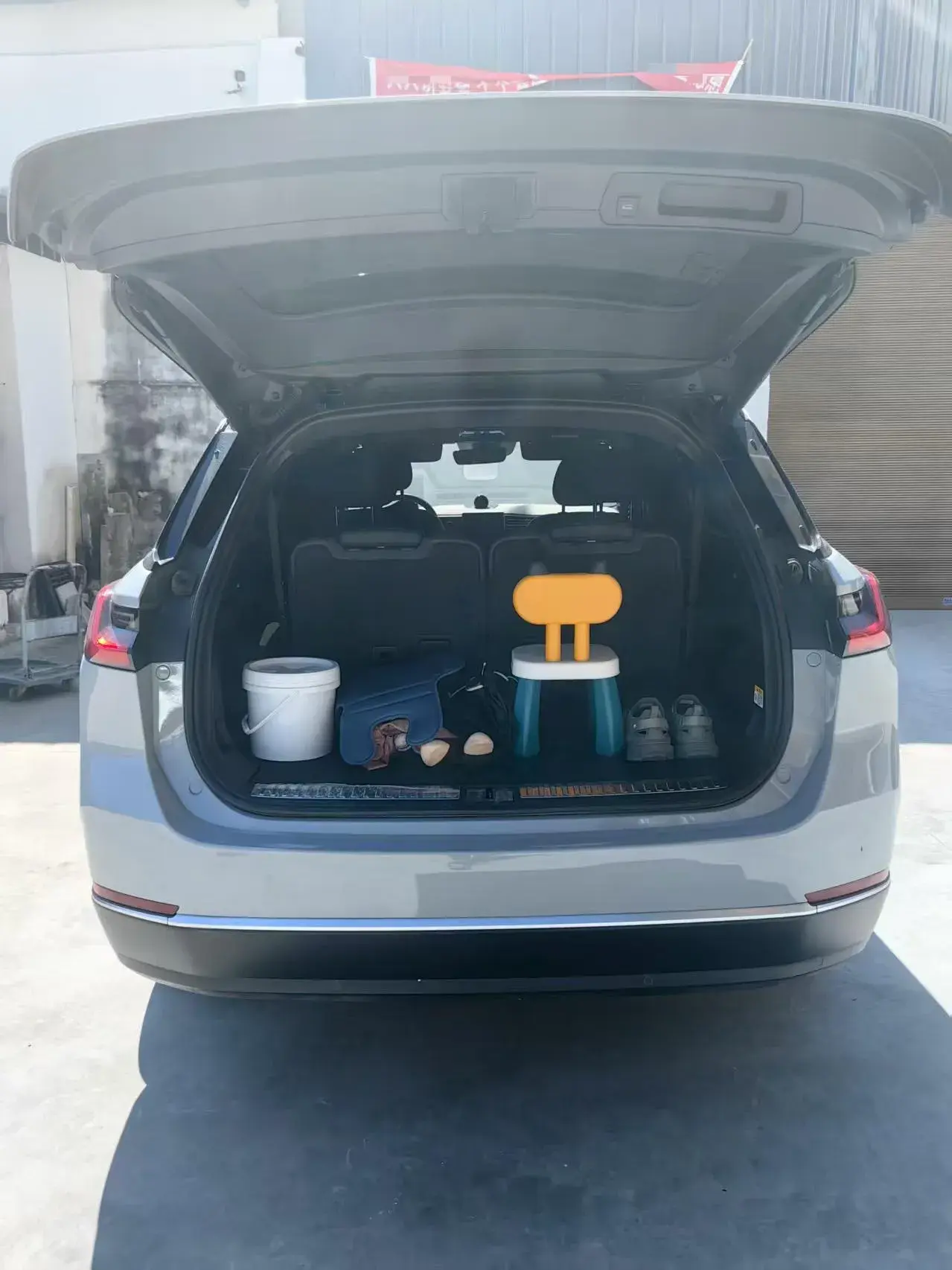 2020 NIO ES8 thumbnail 3