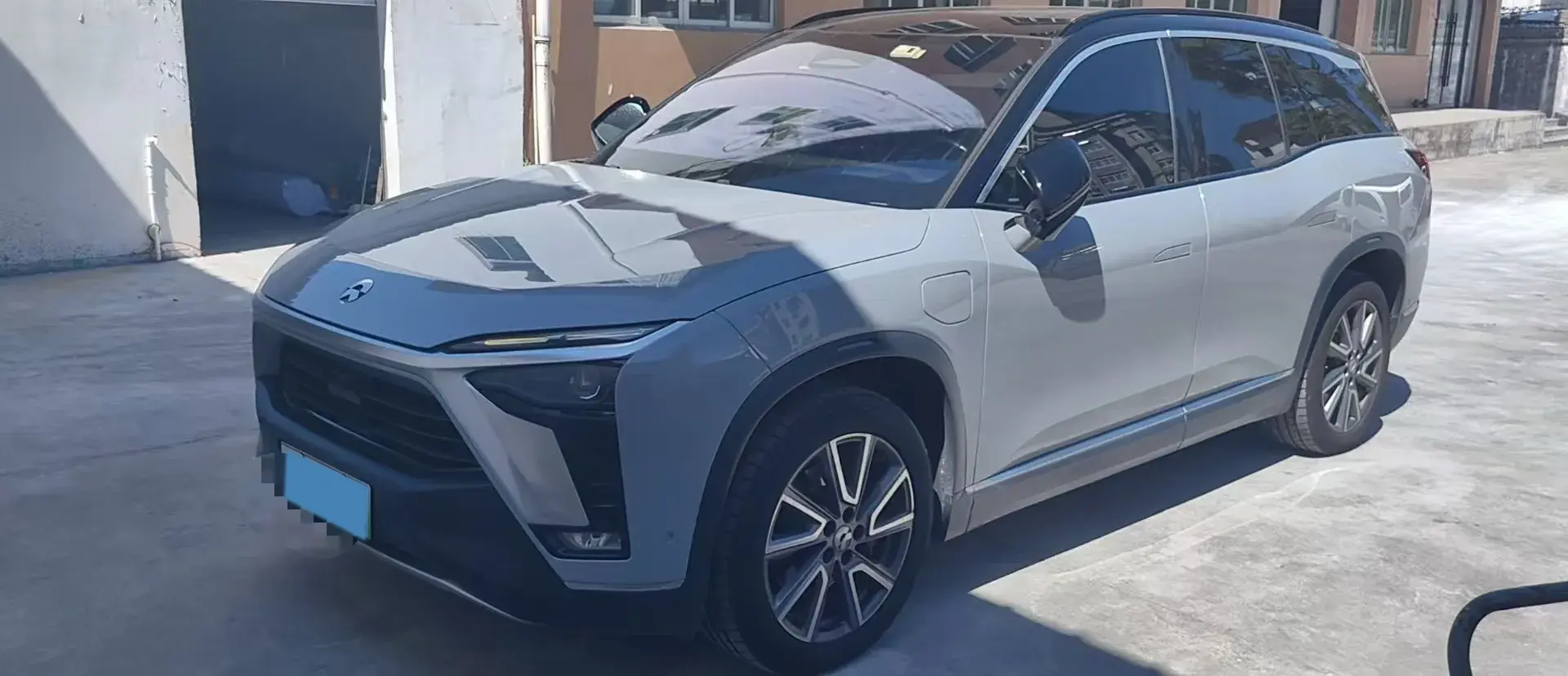 2020 NIO ES8 view 1