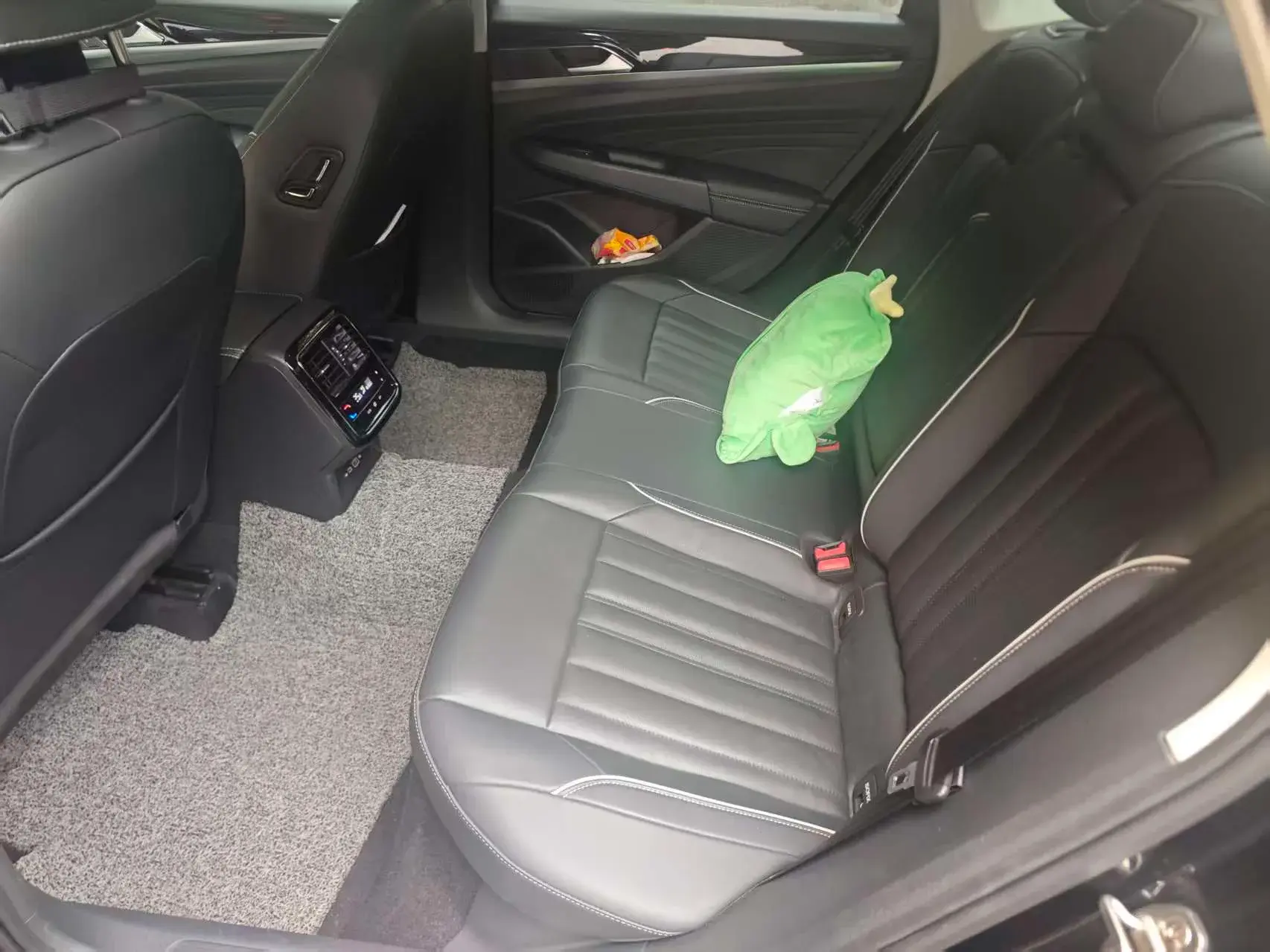 2022 VOLKSWAGEN PASSAT thumbnail 3