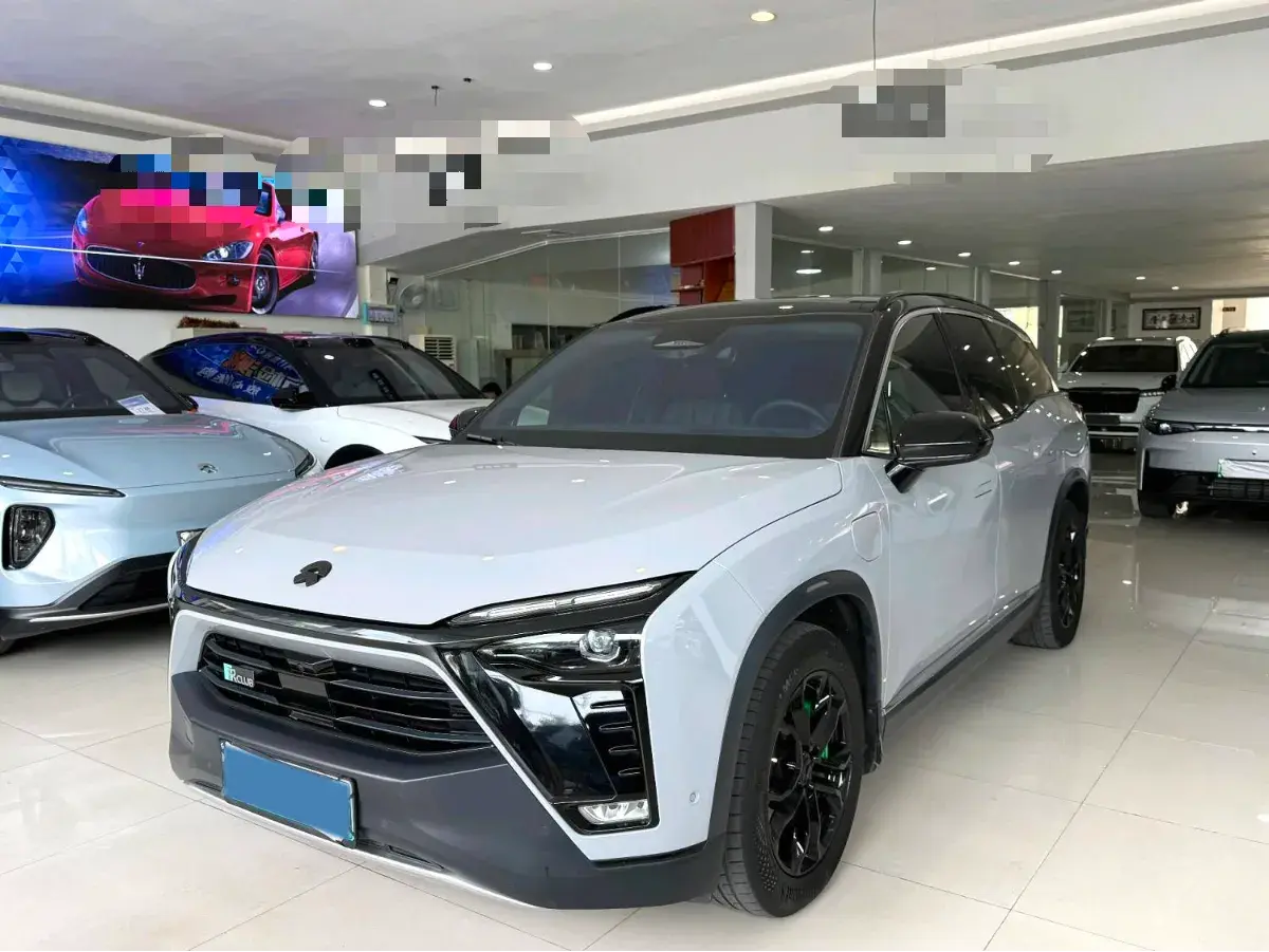 2020 NIO ES8 view 1