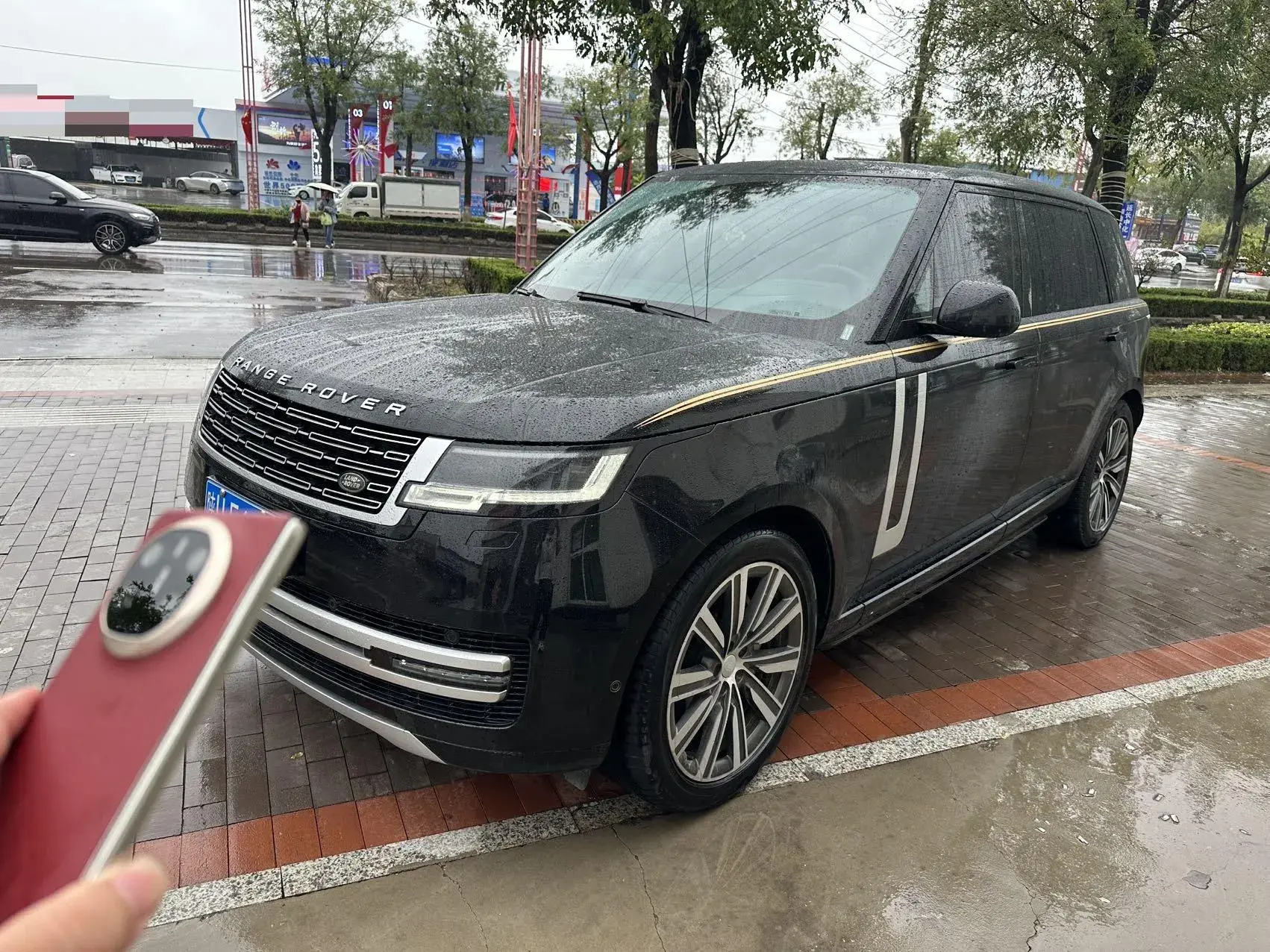 2023 LAND ROVER view 1