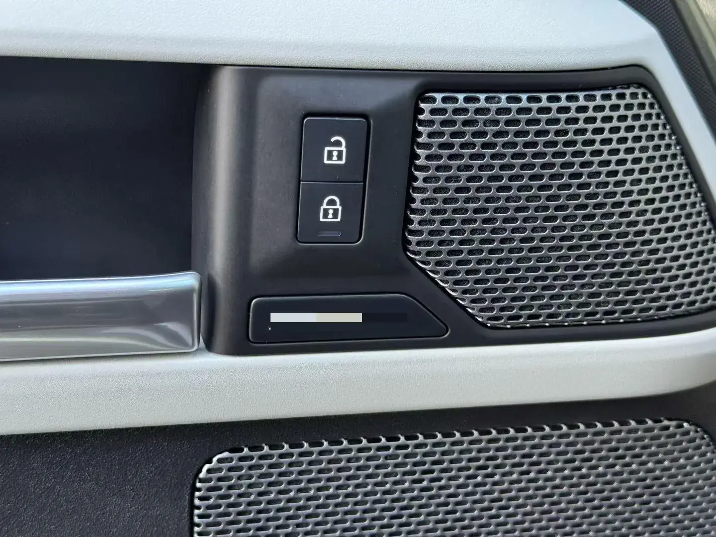 2023 LAND ROVER thumbnail 4