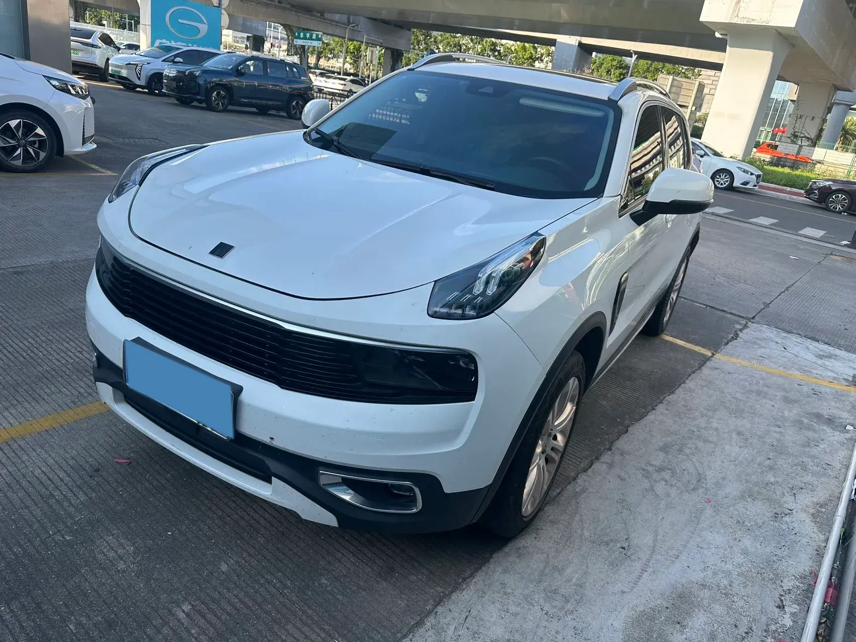 2017 LYNK&CO 01 view 1