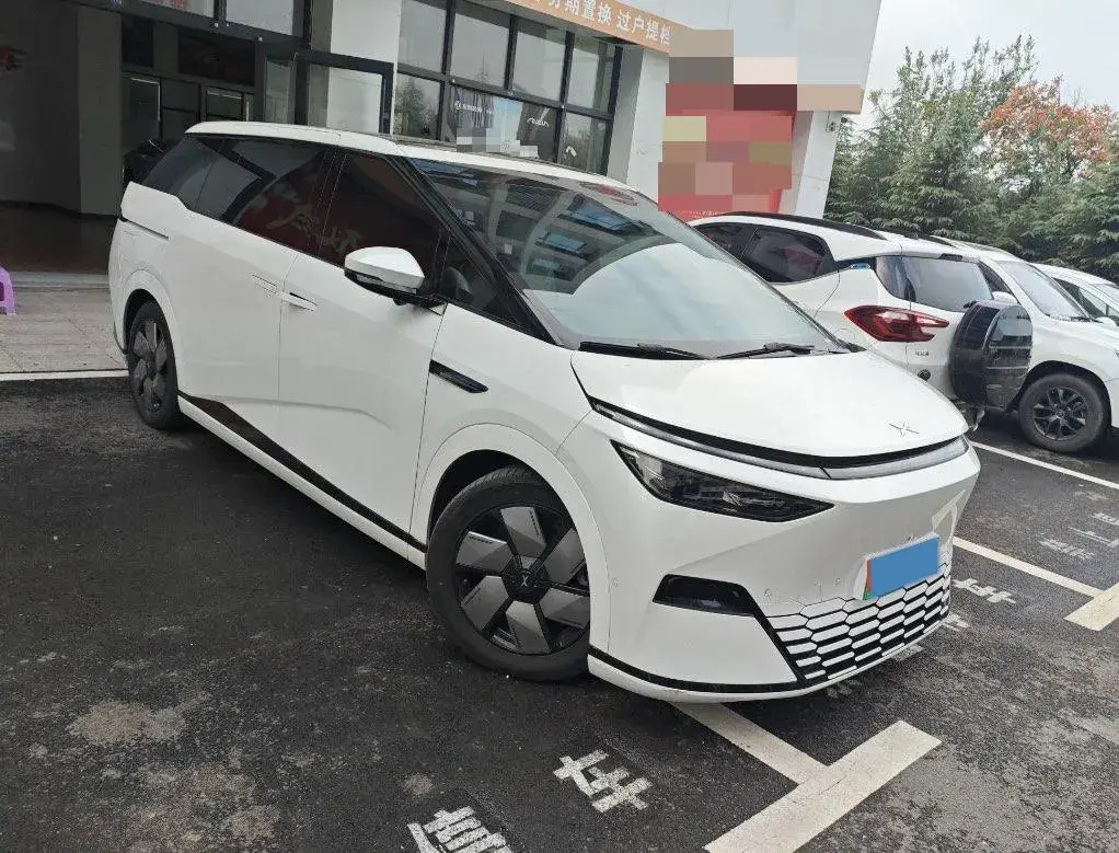 2024 XPENG X9 thumbnail 2