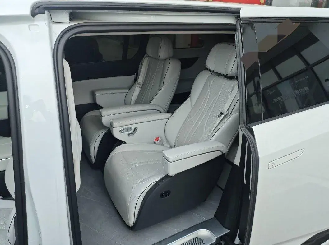 2024 XPENG X9 thumbnail 4