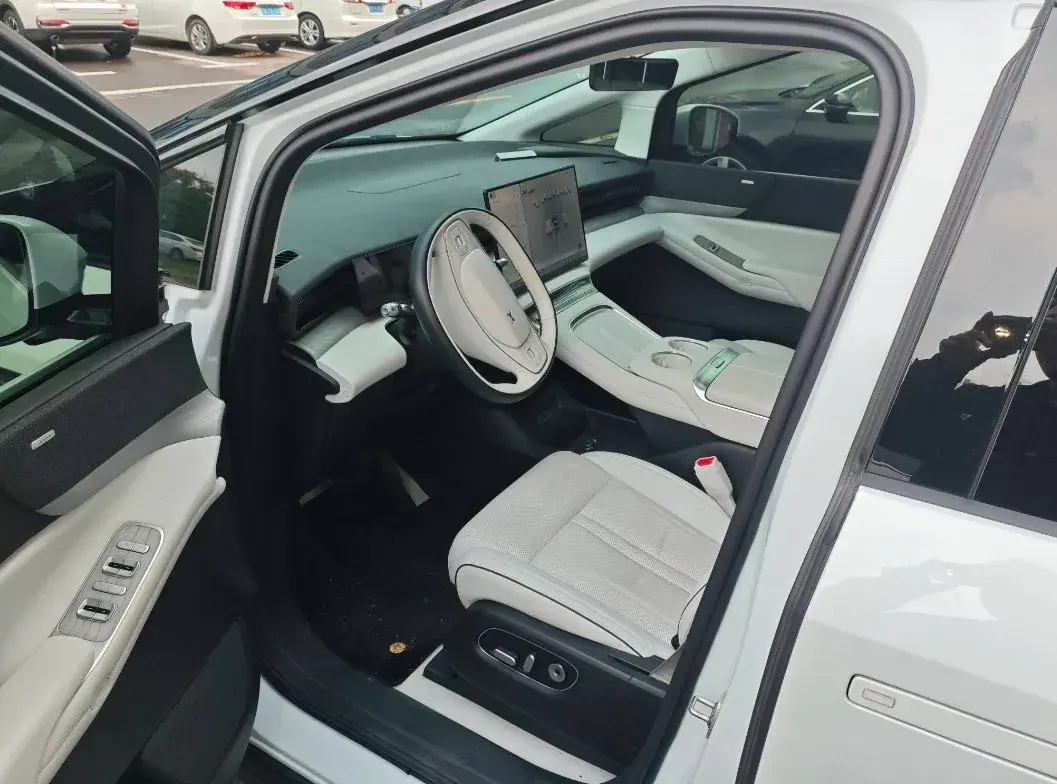 2024 XPENG X9 thumbnail 3