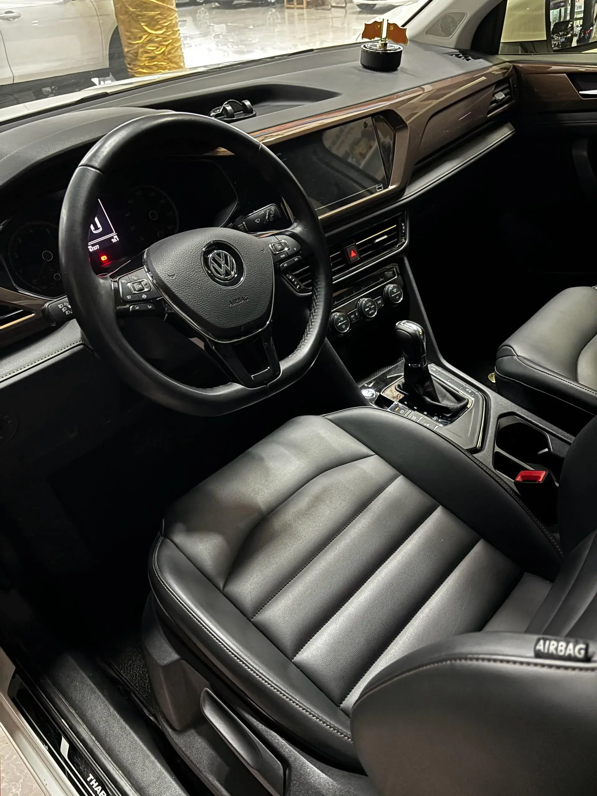 2019 VOLKSWAGEN THARU thumbnail 2