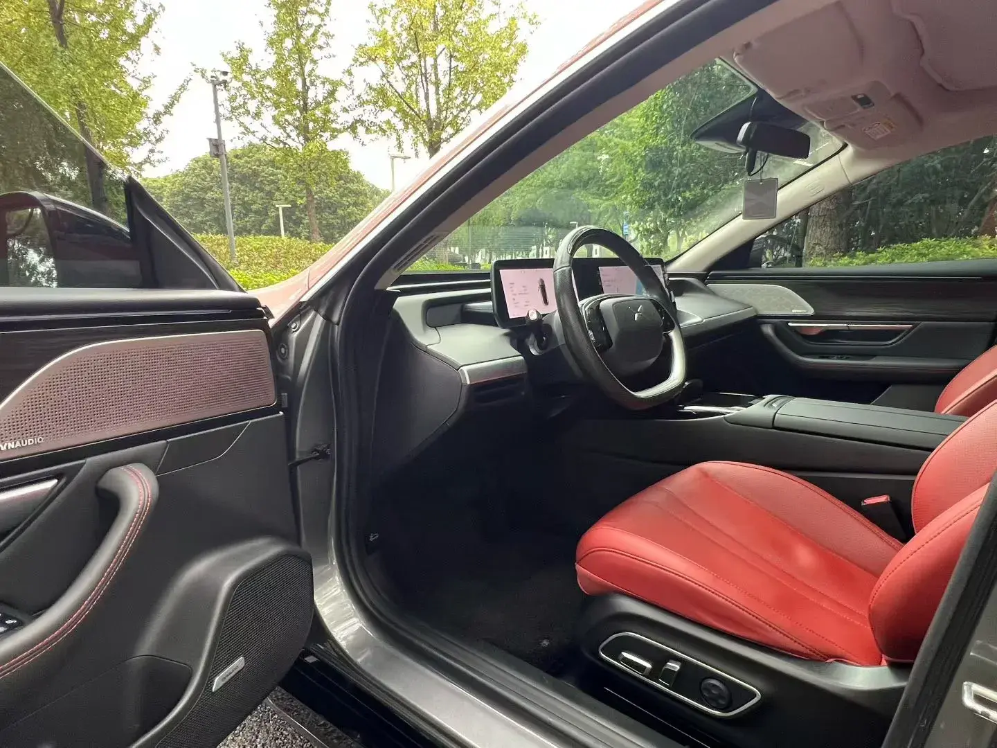 2022 XPENG P7 thumbnail 4