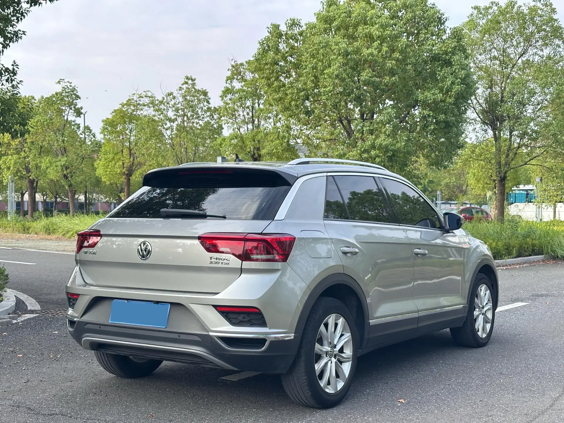 2019 VOLKSWAGEN T-ROC thumbnail 3