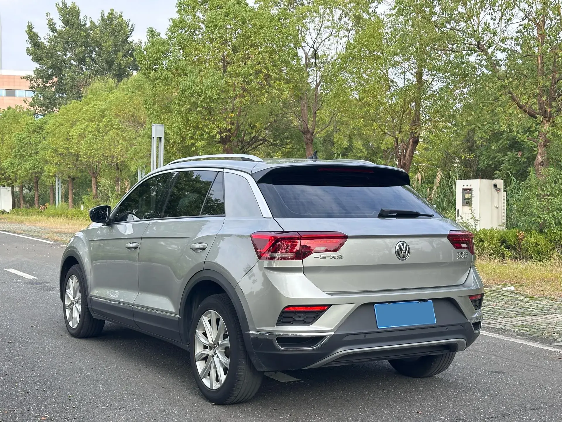 2019 VOLKSWAGEN T-ROC thumbnail 4