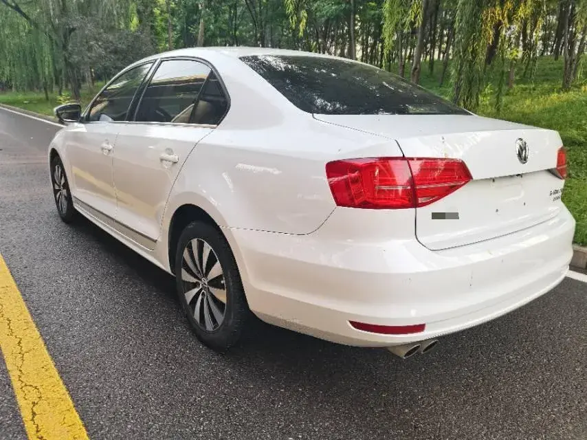 2017 VOLKSWAGEN SAGITAR thumbnail 3