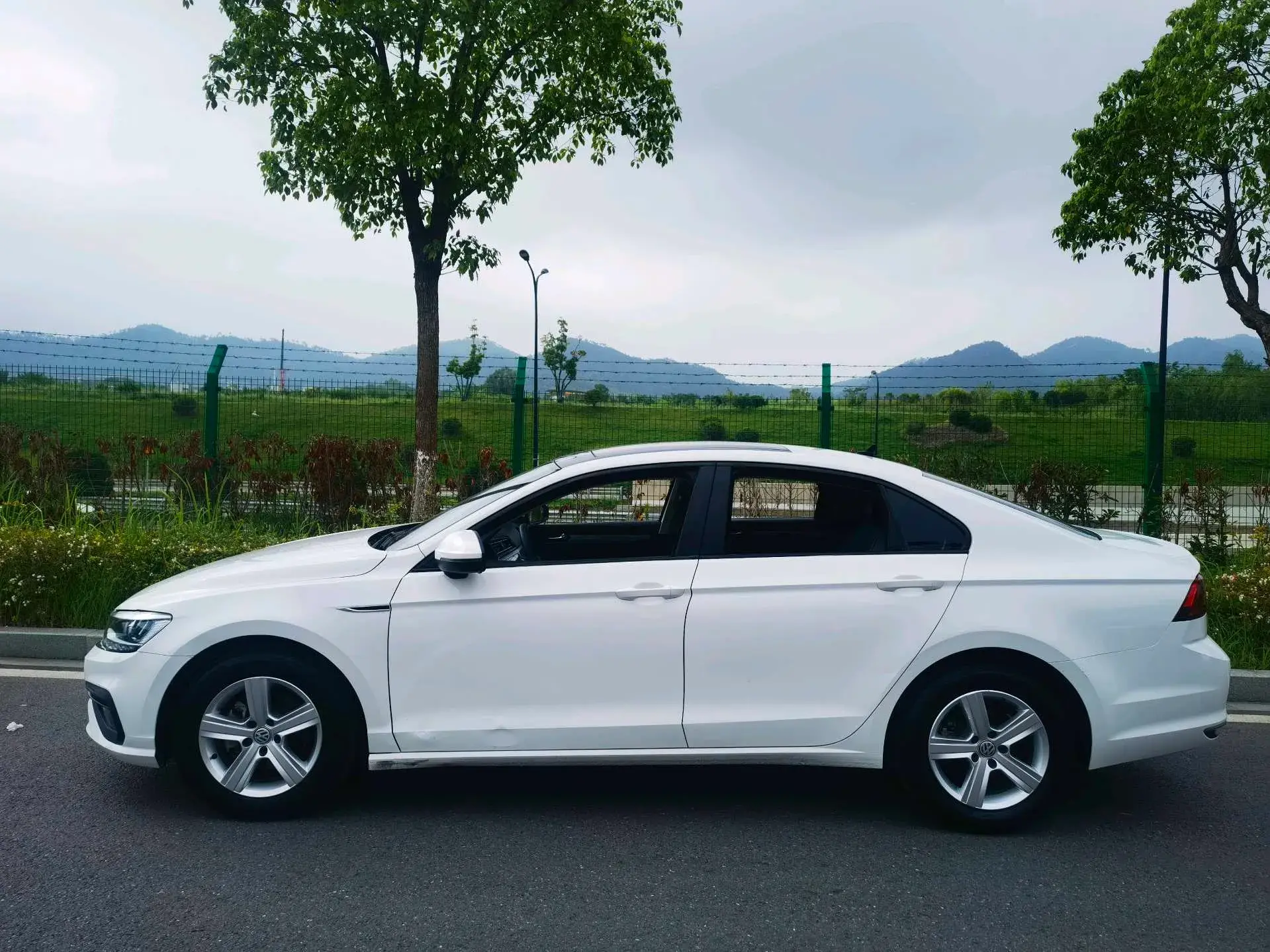 2019 VOLKSWAGEN LAMANDO thumbnail 2