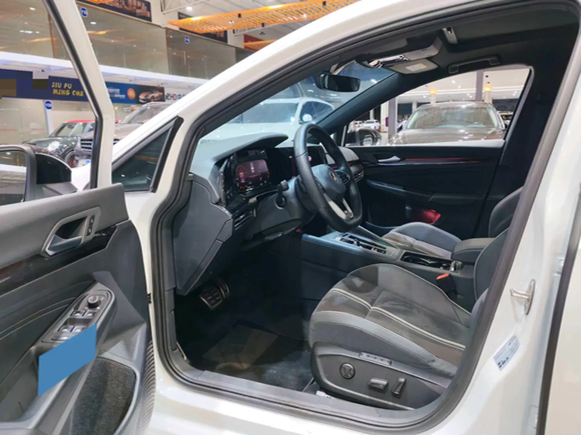 2023 VOLKSWAGEN GOLF thumbnail 4