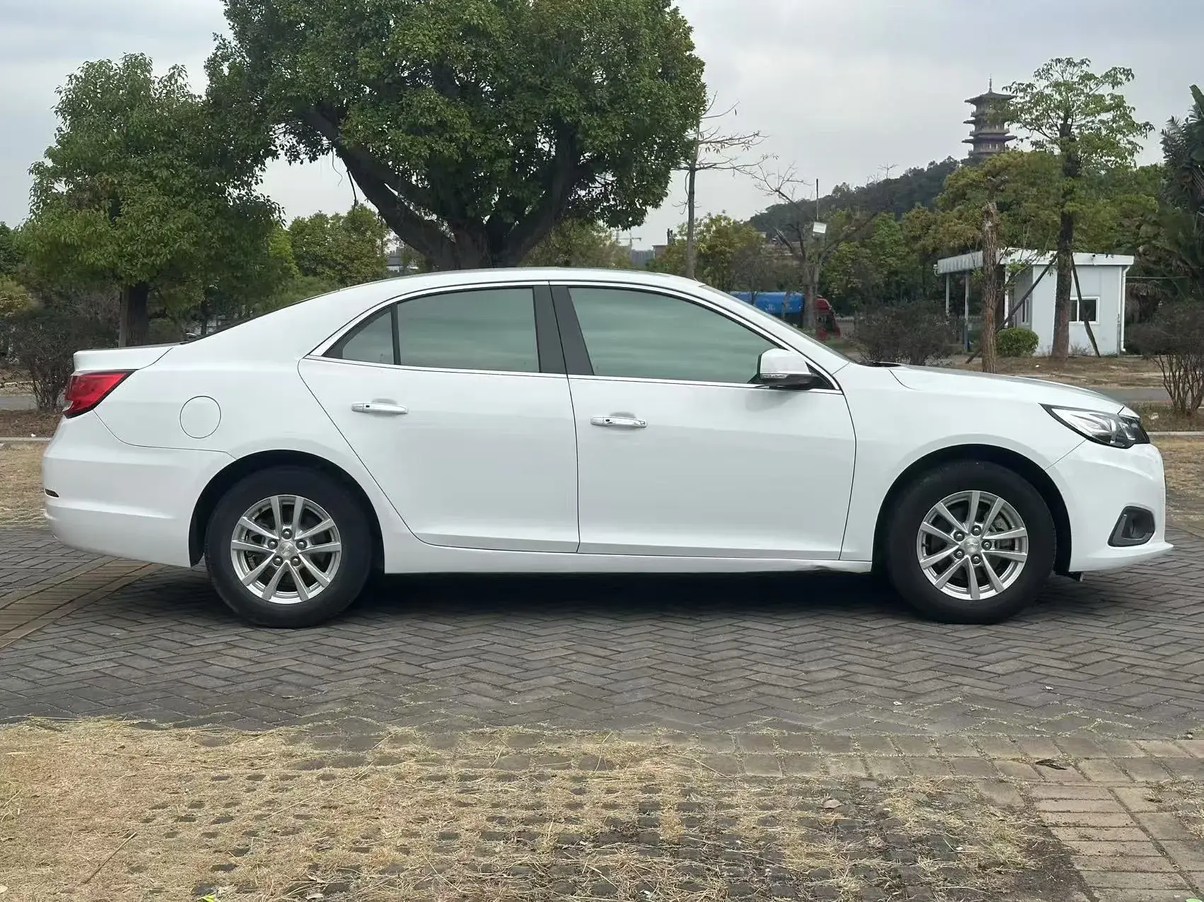 2018 CHEVROLET MALIBU thumbnail 4