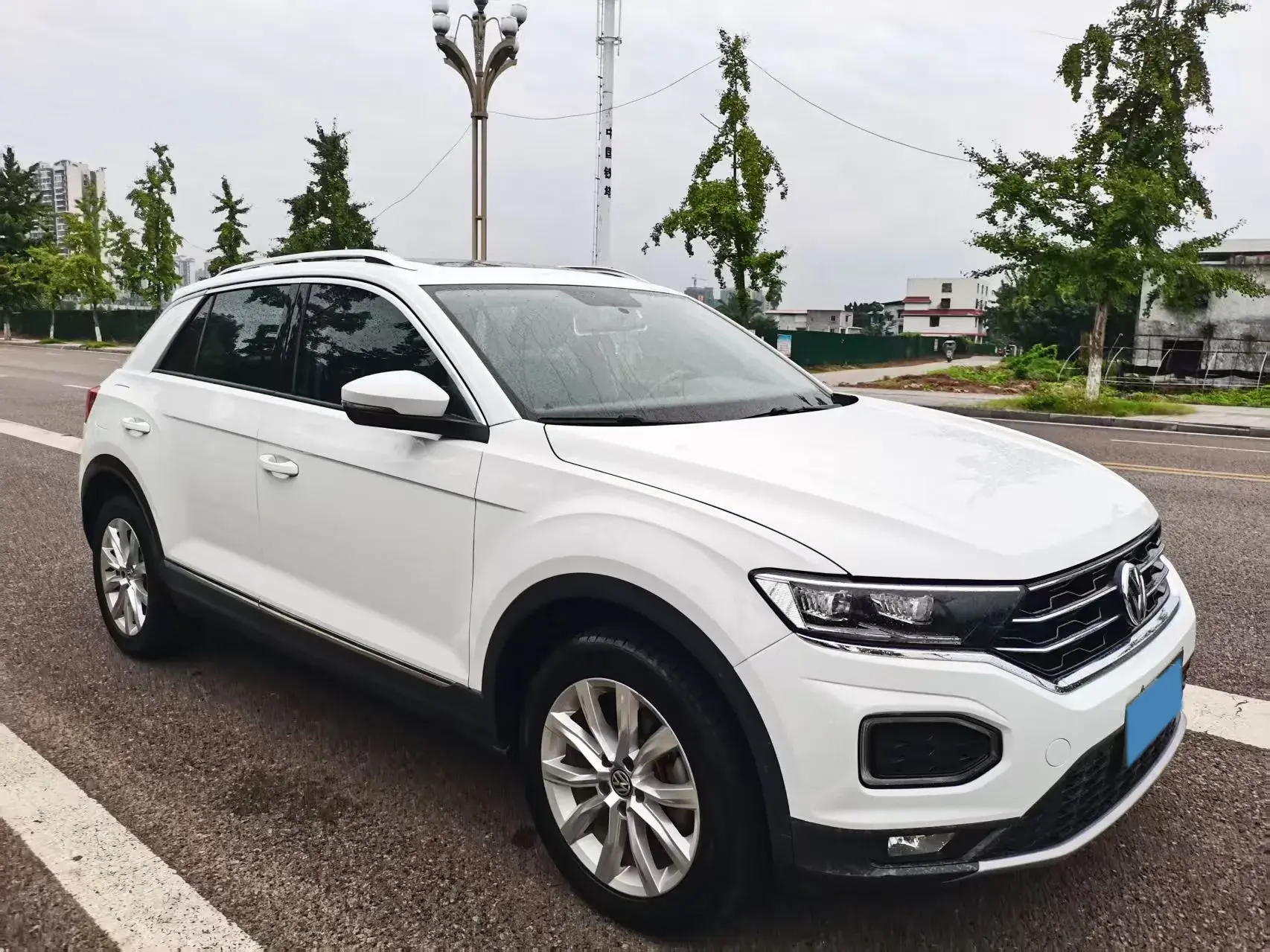 2019 VOLKSWAGEN T-ROC thumbnail 2