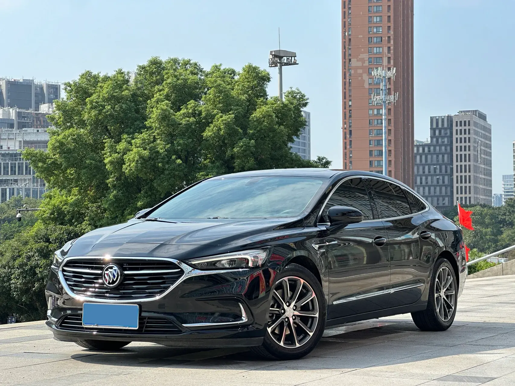 2019 BUICK LARCOSSE view 1