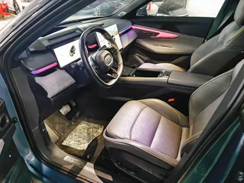 2025 LYNK&CO 08 thumbnail 2