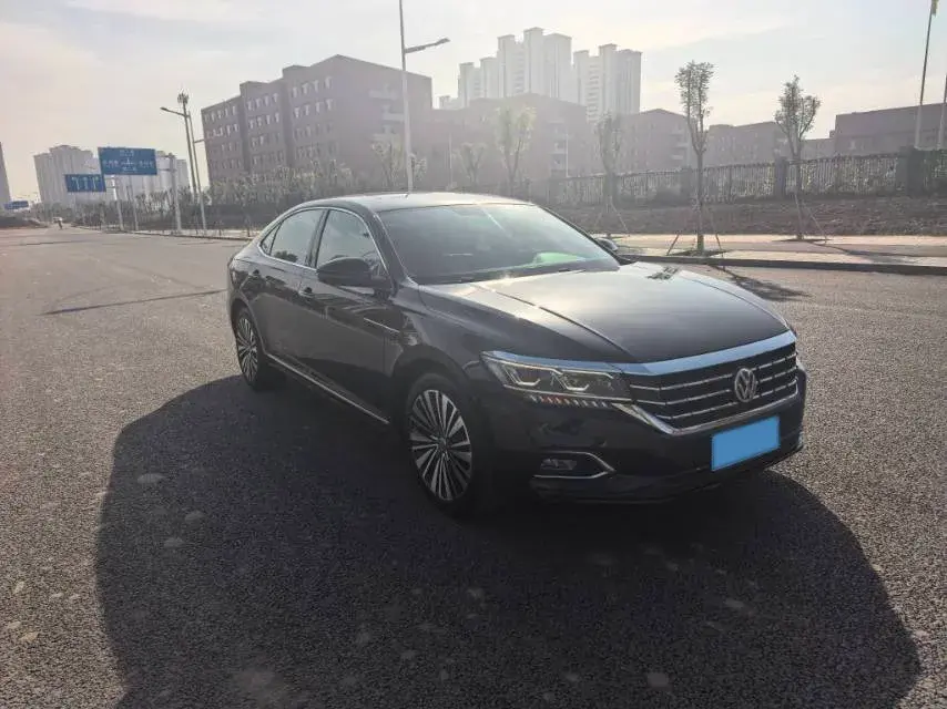 2019 VOLKSWAGEN PASSAT thumbnail 3