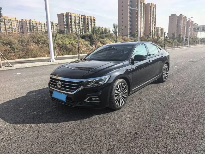 2019 VOLKSWAGEN PASSAT view 1