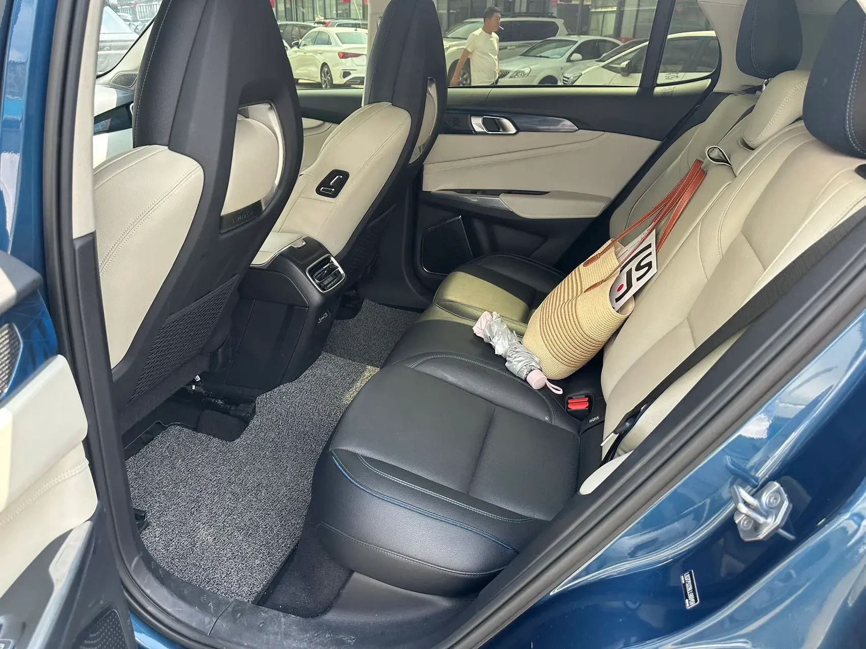 2019 LYNK&CO 01 thumbnail 4