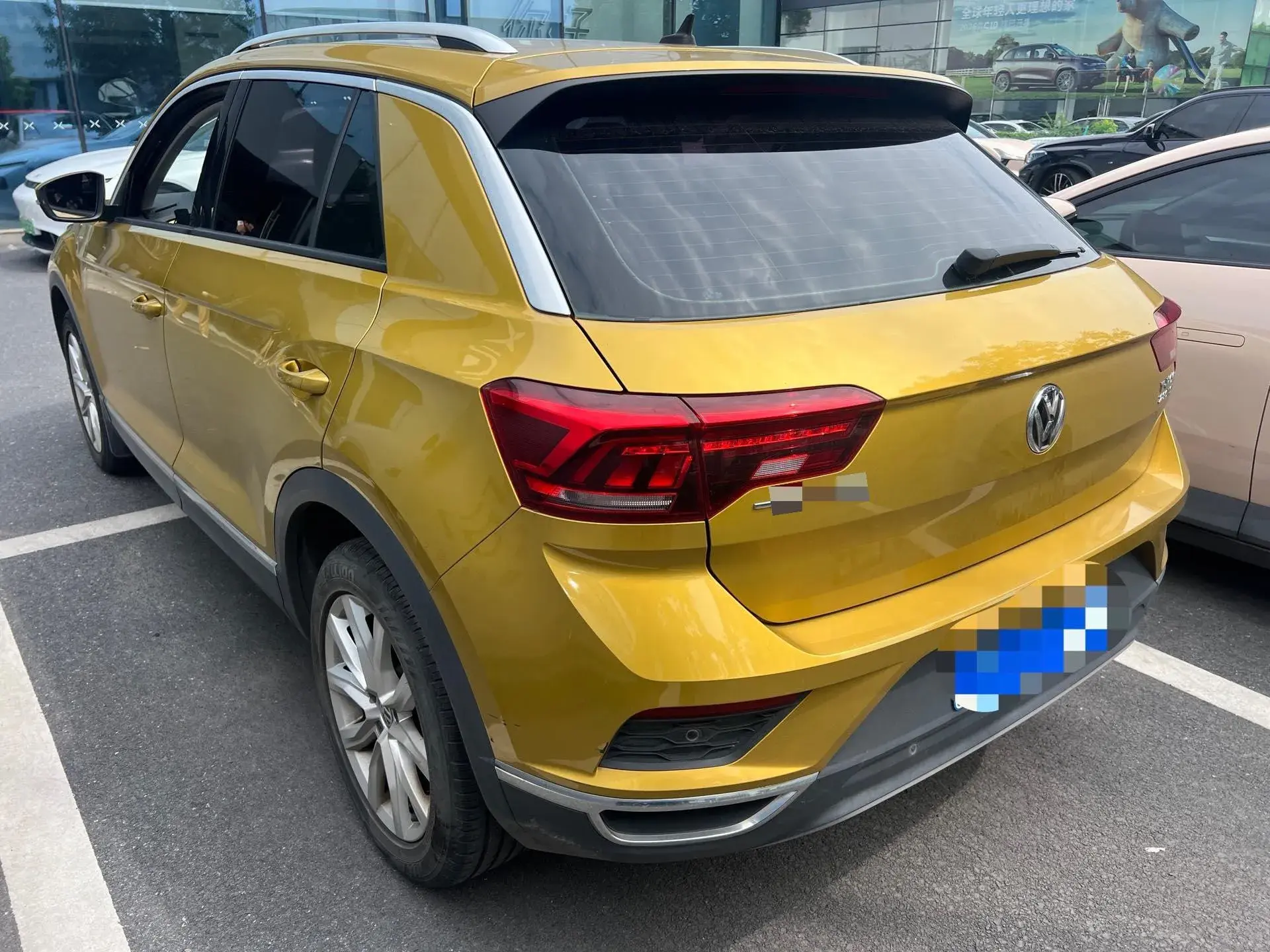 2018 VOLKSWAGEN T-ROC thumbnail 4