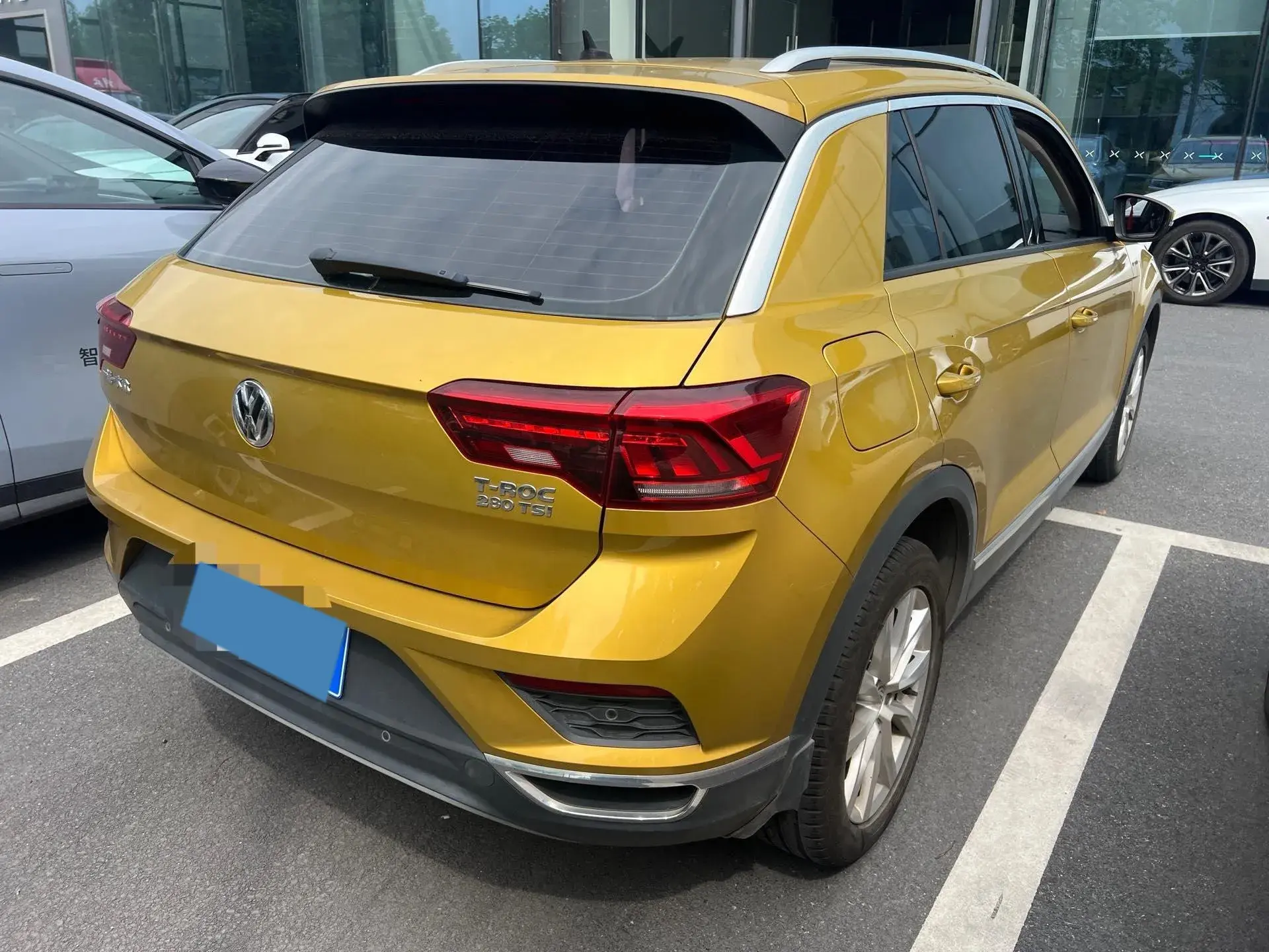 2018 VOLKSWAGEN T-ROC thumbnail 3