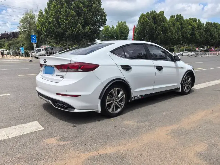2018 HYUNDAI ELANTRA thumbnail 4