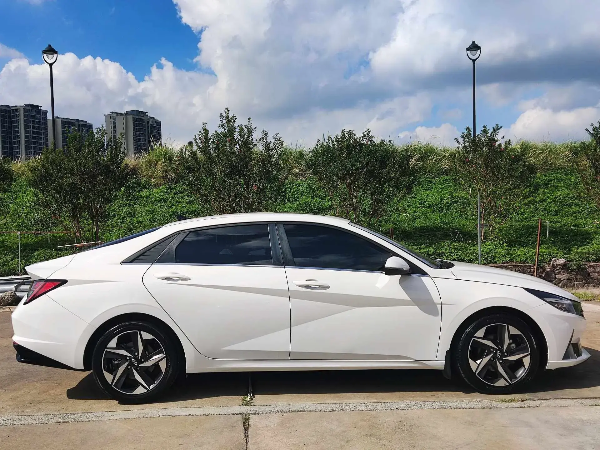 2021 HYUNDAI ELANTRA thumbnail 4