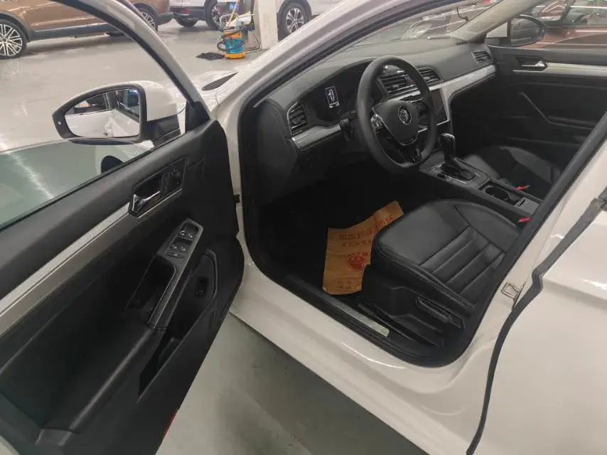 2021 VOLKSWAGEN LAMANDO thumbnail 3