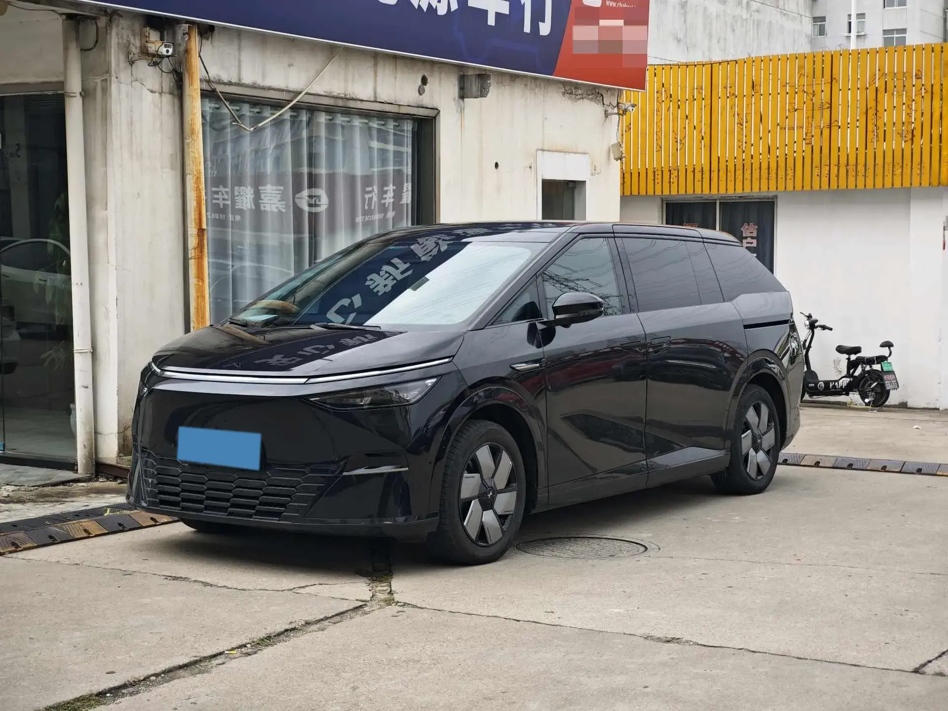 2024 XPENG X9 view 1