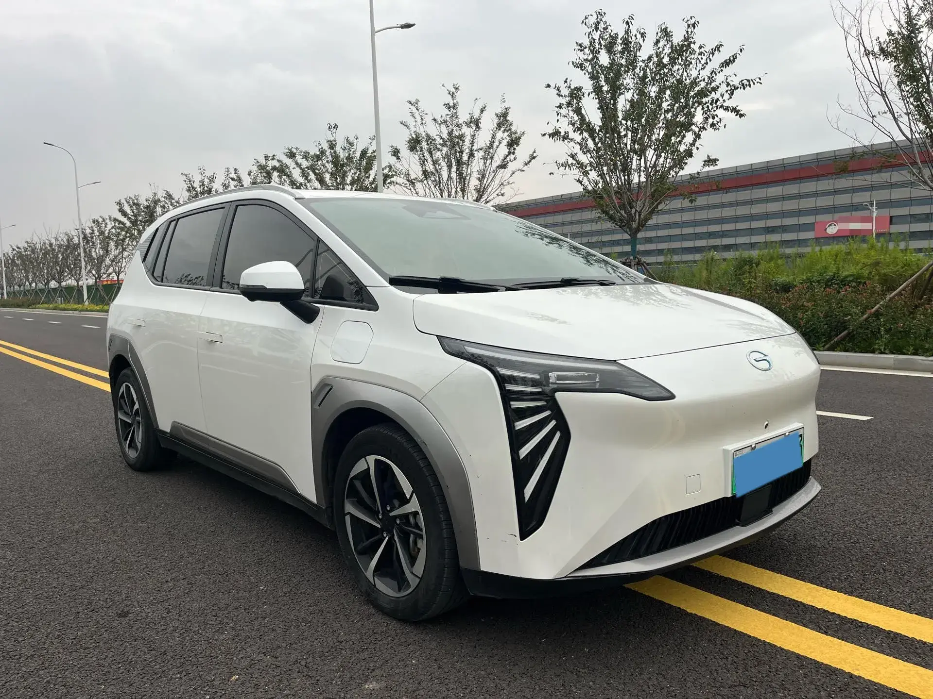 2024 AION Y thumbnail 3