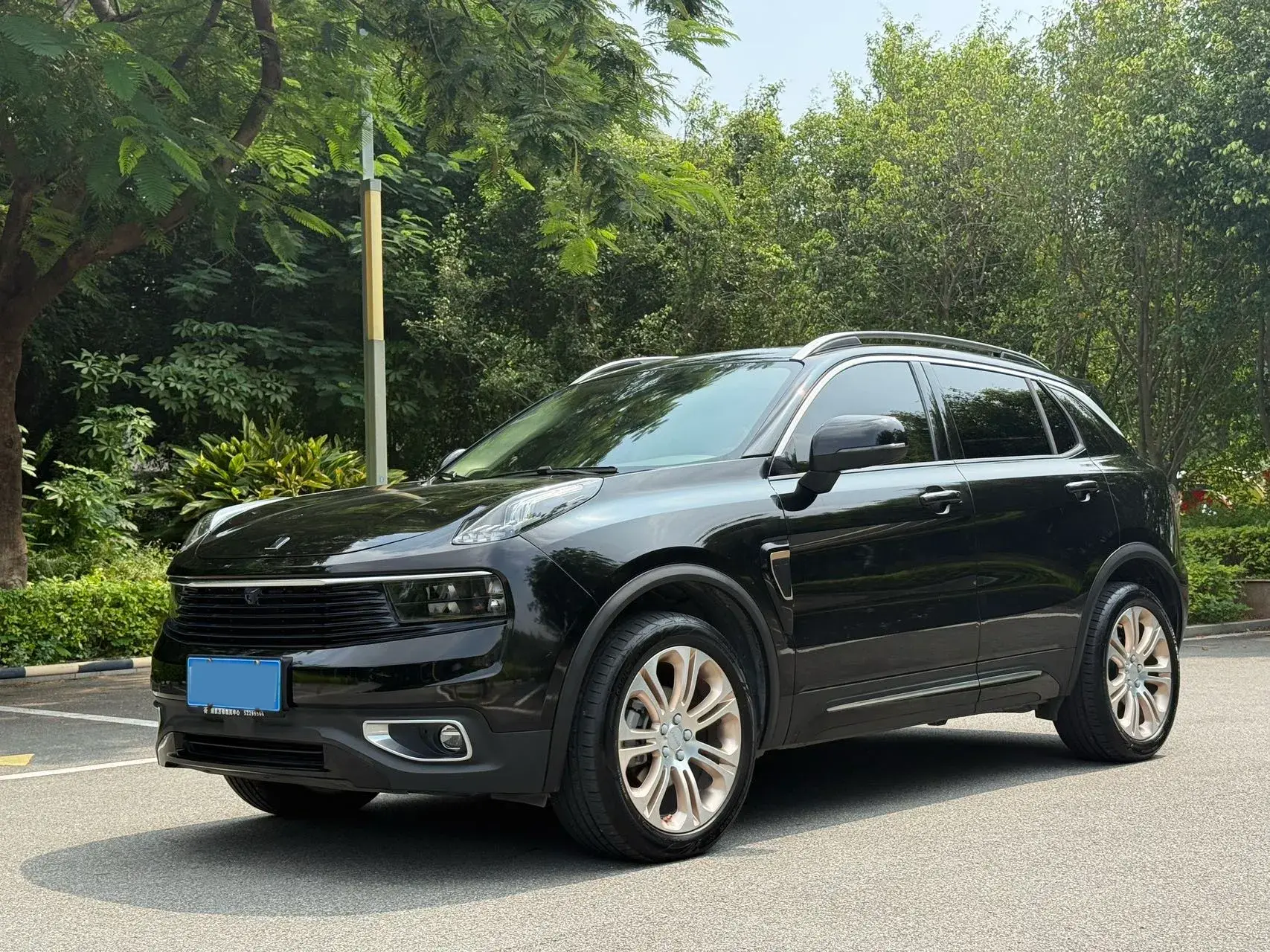 2019 LYNK&CO 01 view 1