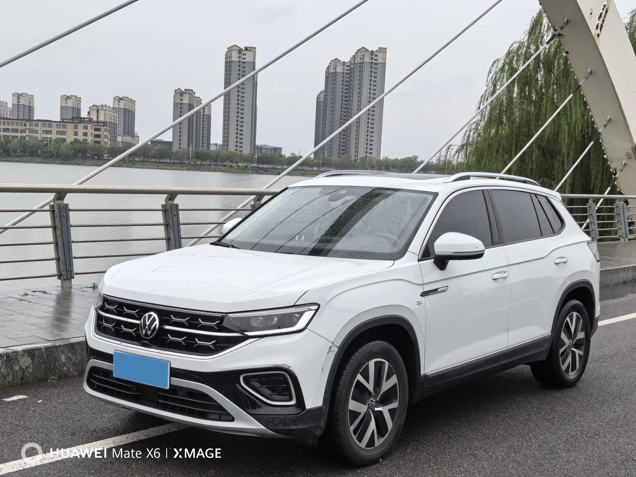 2024 VOLKSWAGEN TAYRON view 1