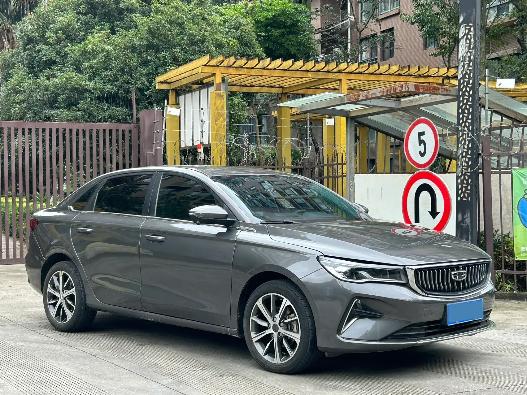 2022 GEELY EMGRAND thumbnail 3