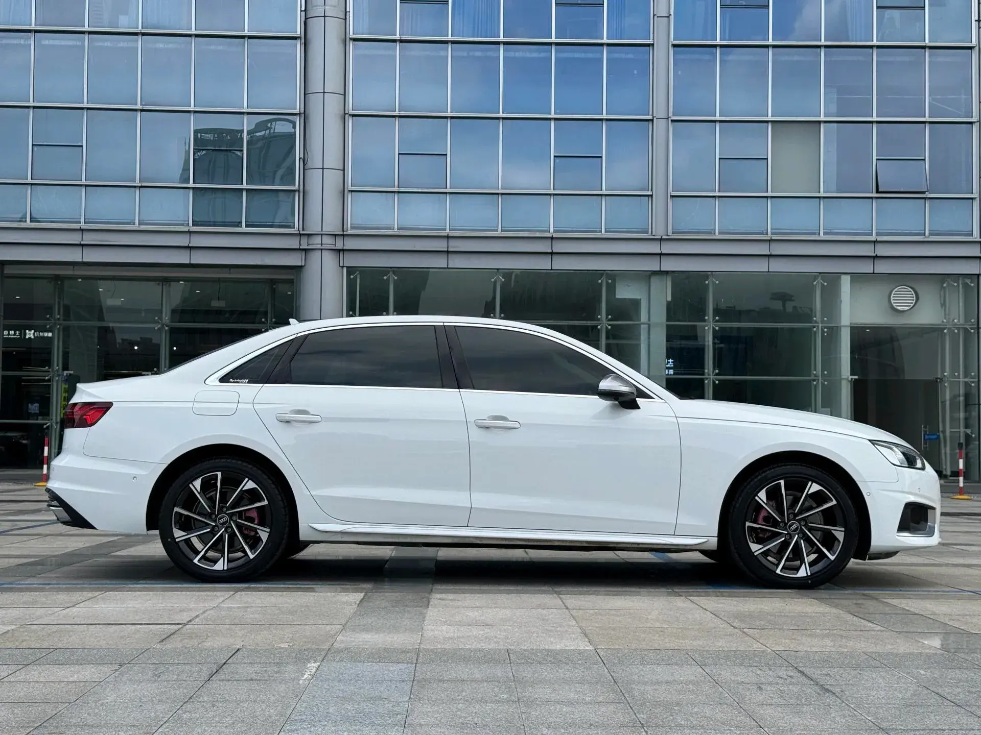 2020 AUDI A4L thumbnail 2